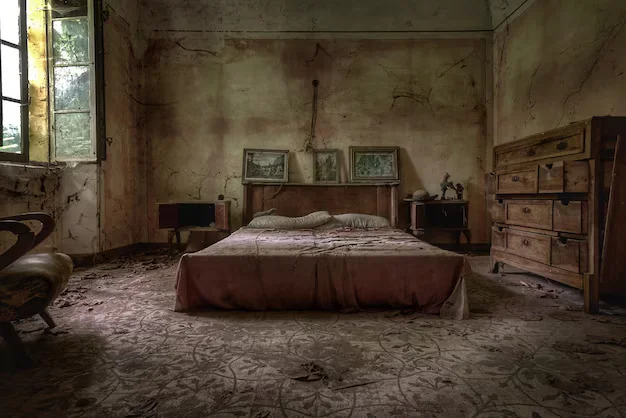old-abandoned-bedroom_1048944-10865655 old-abandoned-bedroom_1048944-10865655